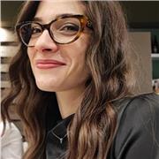 Studentessa di traduzione impartisce lezioni di spagnolo